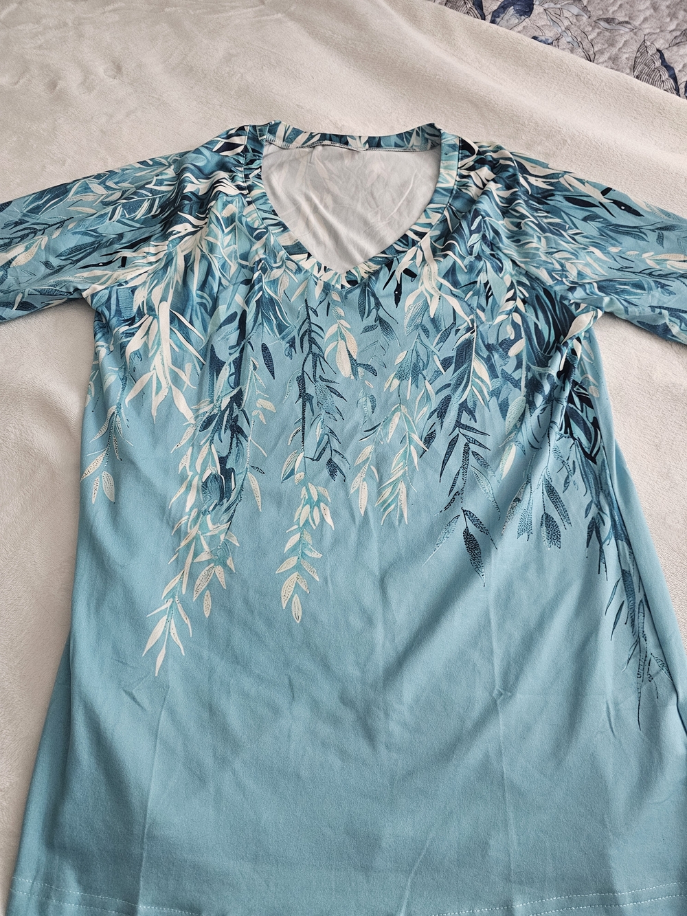 Source Unknown Light Blue V-Neck Quarter Sleeve Tee with Leaf Print